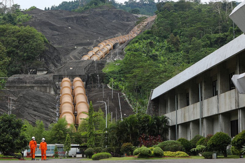 Direktur Utama Indonesia Power, M. Ahsin Sidqi (tengah) berbincang denga petugas di area PLTA Saguling di Kabupaten Bandung Barat, Provinsi Jawa Barat, Rabu (11/11/2021). PLTA Saguling POMU berperan penting dalam sistem kelistrikan Jawa Bali. Berkapasitas 700,72 Mega Watt (MW), PLTA Saguling berkontribusi sebesar 2,5 persen dari sistem Jawa-Bali yang memiliki total kapasitas 27.700 MW. (CNBC Indonesia/ Andrean Kristianto)