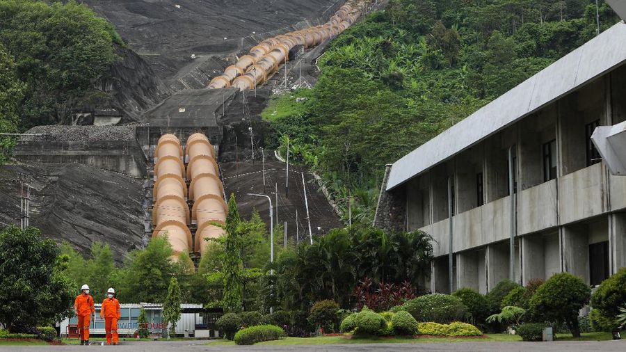 Direktur Utama Indonesia Power, M. Ahsin Sidqi (tengah) berbincang denga petugas di area PLTA Saguling di Kabupaten Bandung Barat, Provinsi Jawa Barat, Rabu (11/11/2021). PLTA Saguling POMU berperan penting dalam sistem kelistrikan Jawa Bali. Berkapasitas 700,72 Mega Watt (MW), PLTA Saguling berkontribusi sebesar 2,5 persen dari sistem Jawa-Bali yang memiliki total kapasitas 27.700 MW. (վ/ Andrean Kristianto)