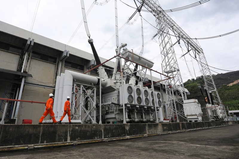 Direktur Utama Indonesia Power, M. Ahsin Sidqi (tengah) berbincang denga petugas di area PLTA Saguling di Kabupaten Bandung Barat, Provinsi Jawa Barat, Rabu (11/11/2021). PLTA Saguling POMU berperan penting dalam sistem kelistrikan Jawa Bali. Berkapasitas 700,72 Mega Watt (MW), PLTA Saguling berkontribusi sebesar 2,5 persen dari sistem Jawa-Bali yang memiliki total kapasitas 27.700 MW. (CNBC Indonesia/ Andrean Kristianto)