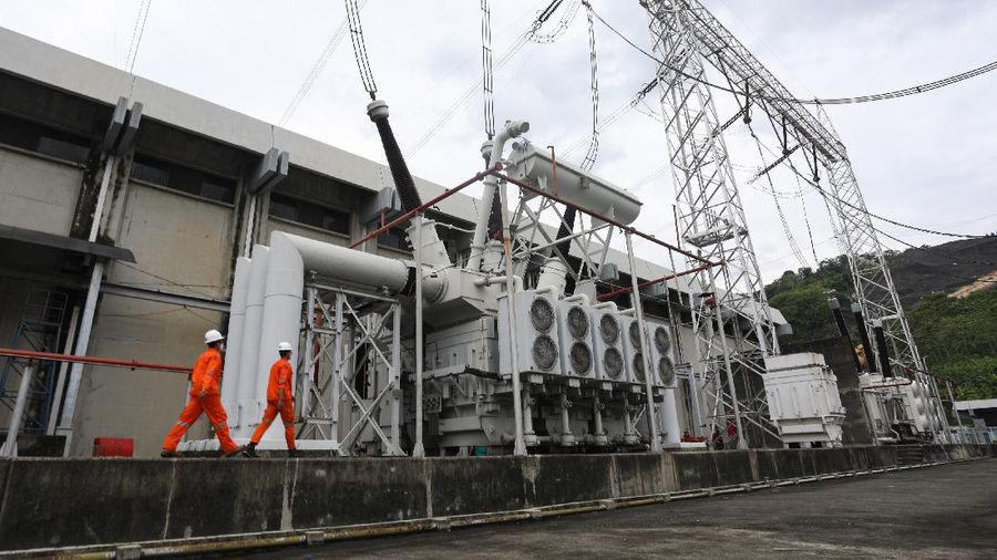 Direktur Utama Indonesia Power, M. Ahsin Sidqi (tengah) berbincang denga petugas di area PLTA Saguling di Kabupaten Bandung Barat, Provinsi Jawa Barat, Rabu (11/11/2021). PLTA Saguling POMU berperan penting dalam sistem kelistrikan Jawa Bali. Berkapasitas 700,72 Mega Watt (MW), PLTA Saguling berkontribusi sebesar 2,5 persen dari sistem Jawa-Bali yang memiliki total kapasitas 27.700 MW. (վ/ Andrean Kristianto)