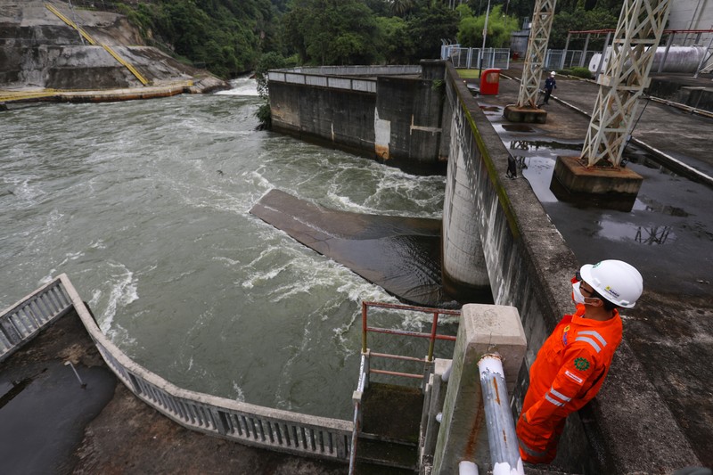 Direktur Utama Indonesia Power, M. Ahsin Sidqi (tengah) berbincang denga petugas di area PLTA Saguling di Kabupaten Bandung Barat, Provinsi Jawa Barat, Rabu (11/11/2021). PLTA Saguling POMU berperan penting dalam sistem kelistrikan Jawa Bali. Berkapasitas 700,72 Mega Watt (MW), PLTA Saguling berkontribusi sebesar 2,5 persen dari sistem Jawa-Bali yang memiliki total kapasitas 27.700 MW. (CNBC Indonesia/ Andrean Kristianto)