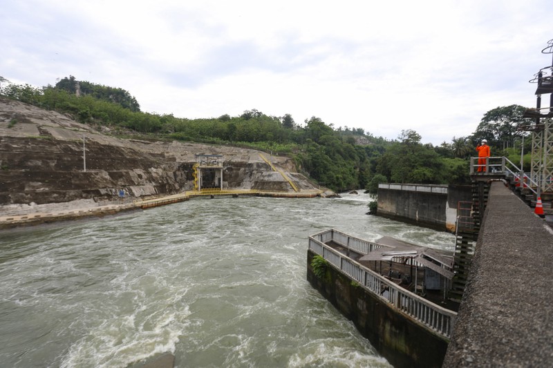 Direktur Utama Indonesia Power, M. Ahsin Sidqi (tengah) berbincang denga petugas di area PLTA Saguling di Kabupaten Bandung Barat, Provinsi Jawa Barat, Rabu (11/11/2021). PLTA Saguling POMU berperan penting dalam sistem kelistrikan Jawa Bali. Berkapasitas 700,72 Mega Watt (MW), PLTA Saguling berkontribusi sebesar 2,5 persen dari sistem Jawa-Bali yang memiliki total kapasitas 27.700 MW. (CNBC Indonesia/ Andrean Kristianto)