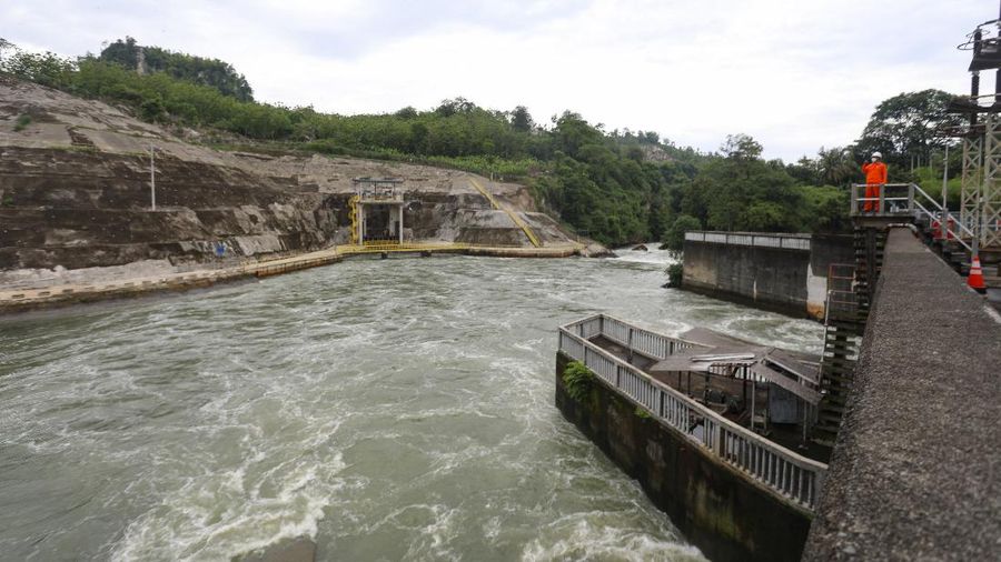Direktur Utama Indonesia Power, M. Ahsin Sidqi (tengah) berbincang denga petugas di area PLTA Saguling di Kabupaten Bandung Barat, Provinsi Jawa Barat, Rabu (11/11/2021). PLTA Saguling POMU berperan penting dalam sistem kelistrikan Jawa Bali. Berkapasitas 700,72 Mega Watt (MW), PLTA Saguling berkontribusi sebesar 2,5 persen dari sistem Jawa-Bali yang memiliki total kapasitas 27.700 MW. (վ/ Andrean Kristianto)