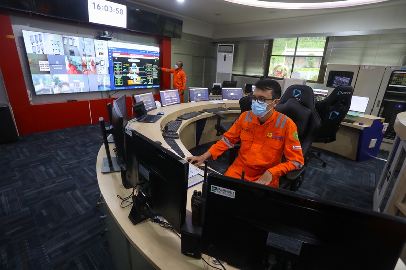 PLTA Saguling Direktur Utama Indonesia Power, M. Ahsin Sidqi (tengah) berbincang denga petugas di area PLTA Saguling di Kabupaten Bandung Barat, Provinsi Jawa Barat, Rabu (11/11/2021). PLTA Saguling POMU berperan penting dalam sistem kelistrikan Jawa Bali. Berkapasitas 700,72 Mega Watt (MW), PLTA Saguling berkontribusi sebesar 2,5 persen dari sistem Jawa-Bali yang memiliki total kapasitas 27.700 MW. (CNBC Indonesia/ Andrean Kristianto)