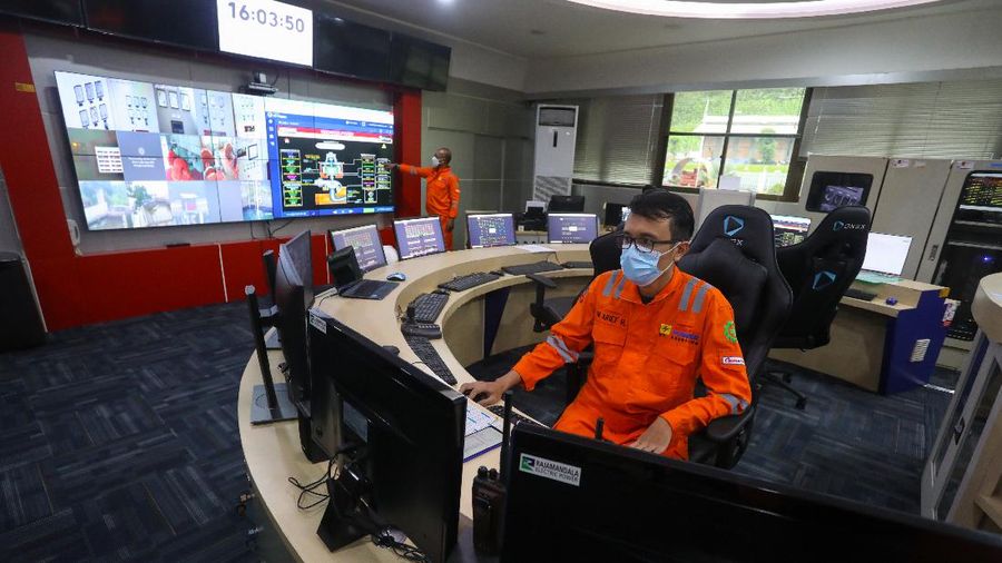 Direktur Utama Indonesia Power, M. Ahsin Sidqi (tengah) berbincang denga petugas di area PLTA Saguling di Kabupaten Bandung Barat, Provinsi Jawa Barat, Rabu (11/11/2021). PLTA Saguling POMU berperan penting dalam sistem kelistrikan Jawa Bali. Berkapasitas 700,72 Mega Watt (MW), PLTA Saguling berkontribusi sebesar 2,5 persen dari sistem Jawa-Bali yang memiliki total kapasitas 27.700 MW. (վ/ Andrean Kristianto)