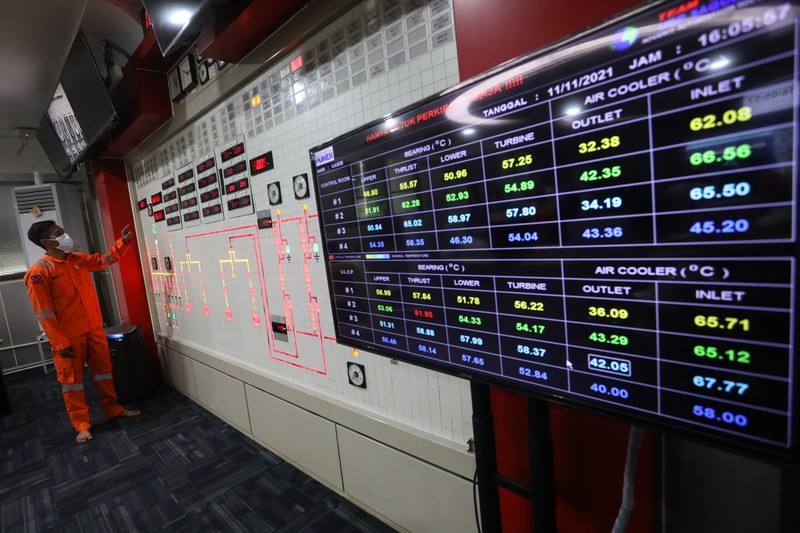 Direktur Utama Indonesia Power, M. Ahsin Sidqi (tengah) berbincang denga petugas di area PLTA Saguling di Kabupaten Bandung Barat, Provinsi Jawa Barat, Rabu (11/11/2021). PLTA Saguling POMU berperan penting dalam sistem kelistrikan Jawa Bali. Berkapasitas 700,72 Mega Watt (MW), PLTA Saguling berkontribusi sebesar 2,5 persen dari sistem Jawa-Bali yang memiliki total kapasitas 27.700 MW. (CNBC Indonesia/ Andrean Kristianto)