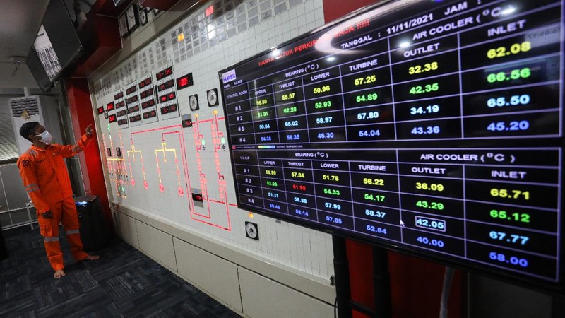Direktur Utama Indonesia Power, M. Ahsin Sidqi (tengah) berbincang denga petugas di area PLTA Saguling di Kabupaten Bandung Barat, Provinsi Jawa Barat, Rabu (11/11/2021). PLTA Saguling POMU berperan penting dalam sistem kelistrikan Jawa Bali. Berkapasitas 700,72 Mega Watt (MW), PLTA Saguling berkontribusi sebesar 2,5 persen dari sistem Jawa-Bali yang memiliki total kapasitas 27.700 MW. (վ/ Andrean Kristianto)