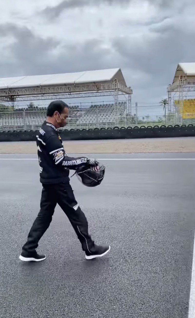 Presiden Jokowi Jajal Sirkuit Mandalika, Jumat (12/11/2021). (Tangkapan layar youtube Setpres RI) Presiden Jokowi Jajal Sirkuit Mandalika, Jumat (12/11/2021). (Tangkapan layar youtube Setpres RI)