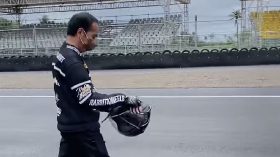 Presiden Jokowi Jajal Sirkuit Mandalika, Jumat (12/11/2021). (Tangkapan layar youtube Setpres RI)