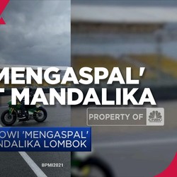 Presiden Jokowi 'Mengaspal' di Sirkuit Mandalika Lombok