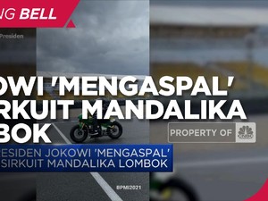 Presiden Jokowi 'Mengaspal' di Sirkuit Mandalika Lombok