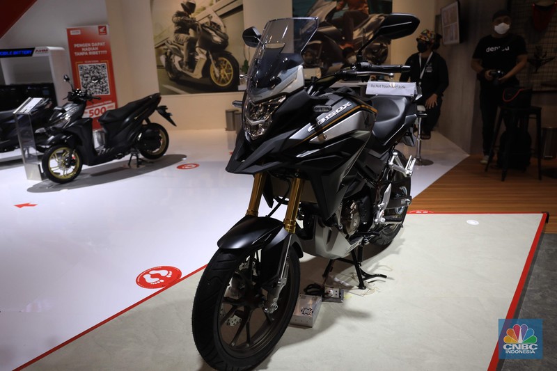 PT Astra Honda Motor (AHM) merilis motor sport adventure turing 150cc pertama di Indonesia yaitu New CB150X. (CNBC Indonesia/Muhammad Sabki) PT Astra Honda Motor (AHM) merilis motor sport adventure turing 150cc pertama di Indonesia yaitu New CB150X. (CNBC Indonesia/Muhammad Sabki)