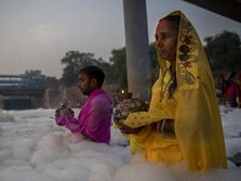 Ada Ritual Ngeri India: Mandi di Sungai dengan Limbah Beracun