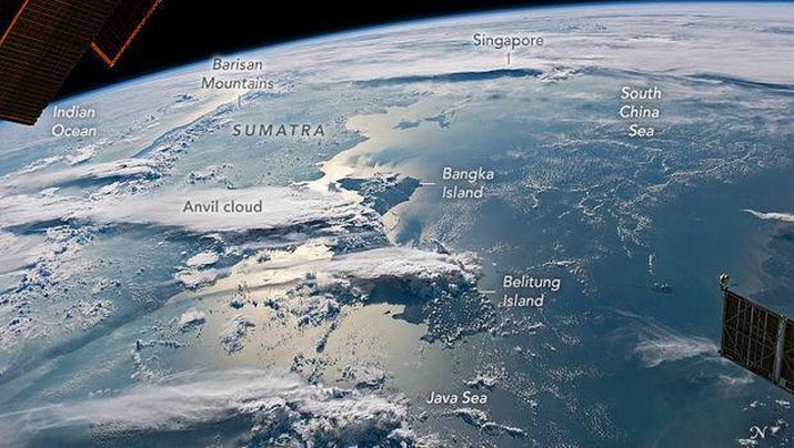 Penampakan awan Anvil, awan badai yang terbentang di atas pulau Sumatera. (dok. Nasa Earth Observatory) Penampakan awan Anvil, awan badai yang terbentang di atas pulau Sumatera. (dok. Nasa Earth Observatory)