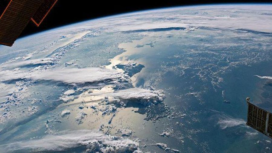 Penampakan awan Anvil, awan badai yang terbentang di atas pulau Sumatera. (dok. Nasa Earth Observatory)