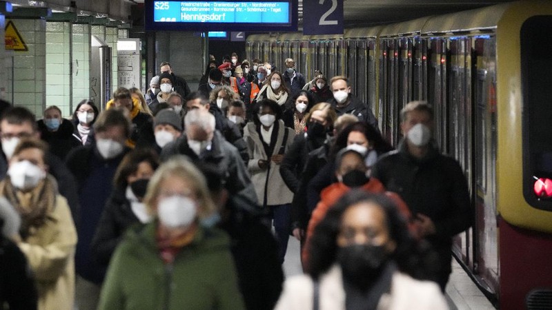 A used face mask is left on a street in Berlin, Germany, Friday, Nov. 12, 2021. Germany battles a fourth wave of the coronavirus with high number of infections in the recent days. (AP Photo/Markus Schreiber)