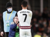 Cristiano Ronaldo, Addison Whelan & Para Penyusup Lapangan