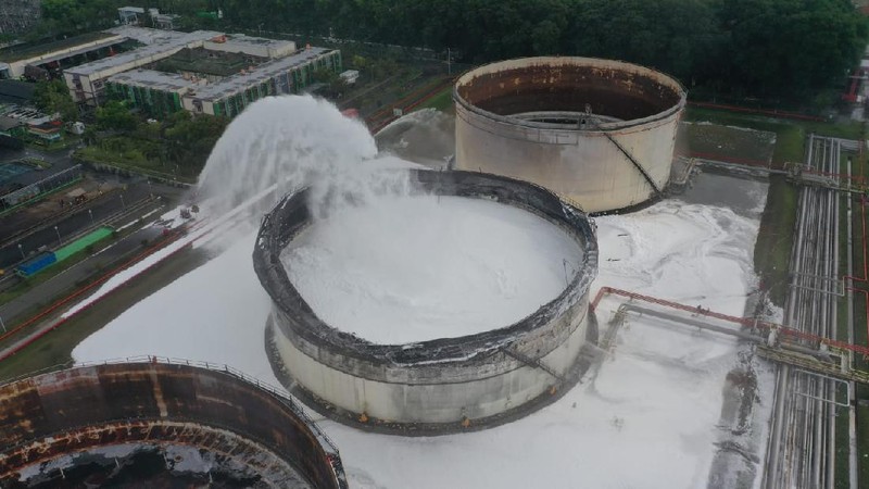 Pemadaman tangki kilang cilacap. (Dok Pertamina)