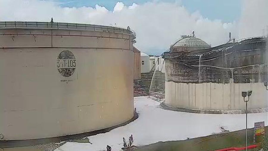 Pemadaman tangki kilang cilacap. (Dok Pertamina)