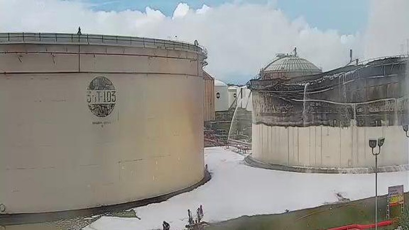 Pemadaman tangki kilang cilacap. (Dok Pertamina)