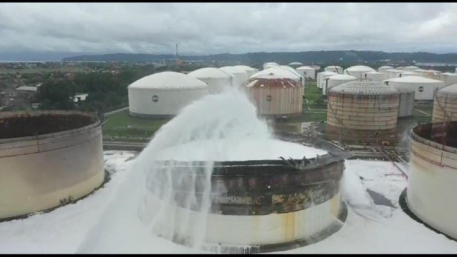 Pemadaman tangki kilang cilacap. (Dok Pertamina)