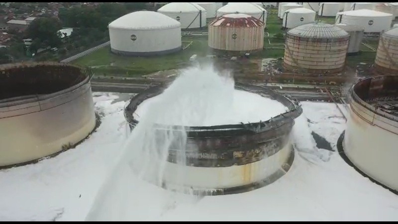 Pemadaman tangki kilang cilacap. (Dok Pertamina)