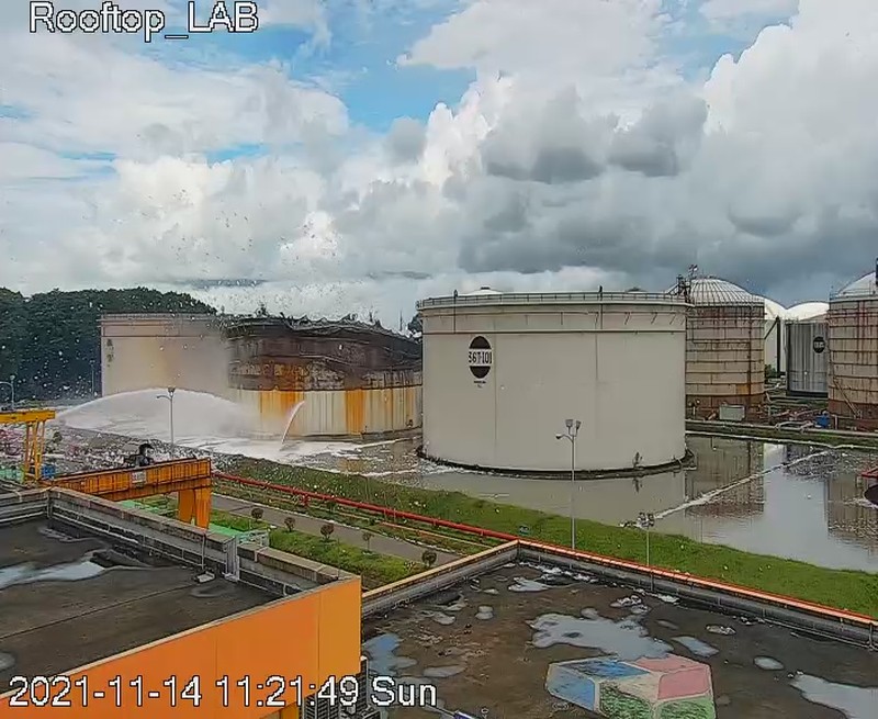 Pemadaman tangki kilang cilacap. (Dok Pertamina) Pemadaman tangki kilang cilacap. (Dok Pertamina)