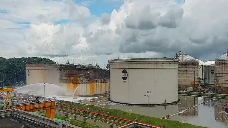 Pemadaman tangki kilang cilacap. (Dok Pertamina)