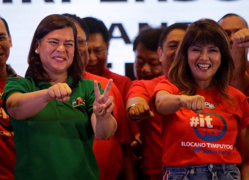 Aktivis, mahasiswa, dan pendukung pemakzulan Wakil Presiden Filipina Sara Duterte merayakan kemenangan saat menggelar unjuk rasa di luar Gedung DPR, Kota Quezon, Metro Manila, Filipina, Rabu (5/2/2025). (REUTERS/Eloisa Lopez)