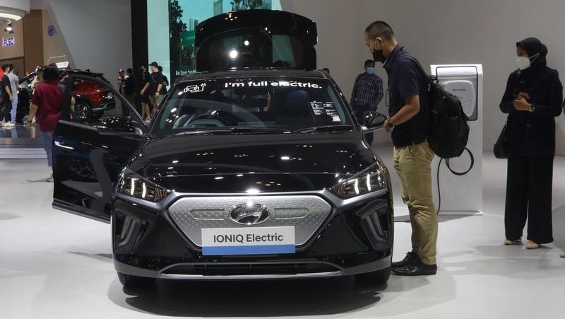 Pengunjung melihat mobil listrik Hyundai Ioniq yang dipamerkan dalam ajang pameran otomotif Gaikindo Indonesia International Auto Show (GIIAS) 2021 di ICE, BSD City, Tangerang Selatan, Senin (15/11/2021). Hyundai Ioniq meluncur berbarengan dengan Hyundai Kona medio November 2020 lalu. Dari segi eksterior, Hyundai Ioniq Electric ini sudah terpancar aura futuristik, berkat grill tanpa lubang, dengan lampu khas unik yang berasal dari lampu depan LED ke Day Running Light (DRL). Dari sisi interior, IONIQ menampilkan kesan modern dengan kursi berbalut kulit. IONIQ juga memiliki dua layar LCD yang menampilkan berbagai informasi untuk pengemudi. Cluster Supervision dengan layar LCD TFT 7