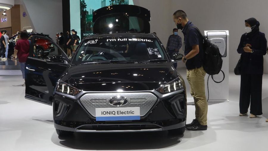 Pengunjung melihat mobil listrik Hyundai Ioniq yang dipamerkan dalam ajang pameran otomotif Gaikindo Indonesia International Auto Show (GIIAS) 2021 di ICE, BSD City, Tangerang Selatan, Senin (15/11/2021). Hyundai Ioniq meluncur berbarengan dengan Hyundai Kona medio November 2020 lalu. Dari segi eksterior, Hyundai Ioniq Electric ini sudah terpancar aura futuristik, berkat grill tanpa lubang, dengan lampu khas unik yang berasal dari lampu depan LED ke Day Running Light (DRL). Dari sisi interior, IONIQ menampilkan kesan modern dengan kursi berbalut kulit. IONIQ juga memiliki dua layar LCD yang menampilkan berbagai informasi untuk pengemudi. Cluster Supervision dengan layar LCD TFT 7