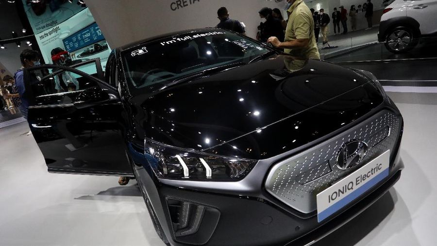 Pengunjung melihat mobil listrik Hyundai Ioniq yang dipamerkan dalam ajang pameran otomotif Gaikindo Indonesia International Auto Show (GIIAS) 2021 di ICE, BSD City, Tangerang Selatan, Senin (15/11/2021). Hyundai Ioniq meluncur berbarengan dengan Hyundai Kona medio November 2020 lalu. Dari segi eksterior, Hyundai Ioniq Electric ini sudah terpancar aura futuristik, berkat grill tanpa lubang, dengan lampu khas unik yang berasal dari lampu depan LED ke Day Running Light (DRL). Dari sisi interior, IONIQ menampilkan kesan modern dengan kursi berbalut kulit. IONIQ juga memiliki dua layar LCD yang menampilkan berbagai informasi untuk pengemudi. Cluster Supervision dengan layar LCD TFT 7