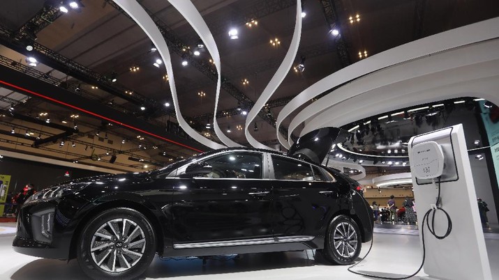 Hyundai Ioniq Pengunjung melihat mobil listrik Hyundai Ioniq yang dipamerkan dalam ajang pameran otomotif Gaikindo Indonesia International Auto Show (GIIAS) 2021 di ICE, BSD City, Tangerang Selatan, Senin (15/11/2021). Hyundai Ioniq meluncur berbarengan dengan Hyundai Kona medio November 2020 lalu. Dari segi eksterior, Hyundai Ioniq Electric ini sudah terpancar aura futuristik, berkat grill tanpa lubang, dengan lampu khas unik yang berasal dari lampu depan LED ke Day Running Light (DRL). Dari sisi interior, IONIQ menampilkan kesan modern dengan kursi berbalut kulit. IONIQ juga memiliki dua layar LCD yang menampilkan berbagai informasi untuk pengemudi. Cluster Supervision dengan layar LCD TFT 7