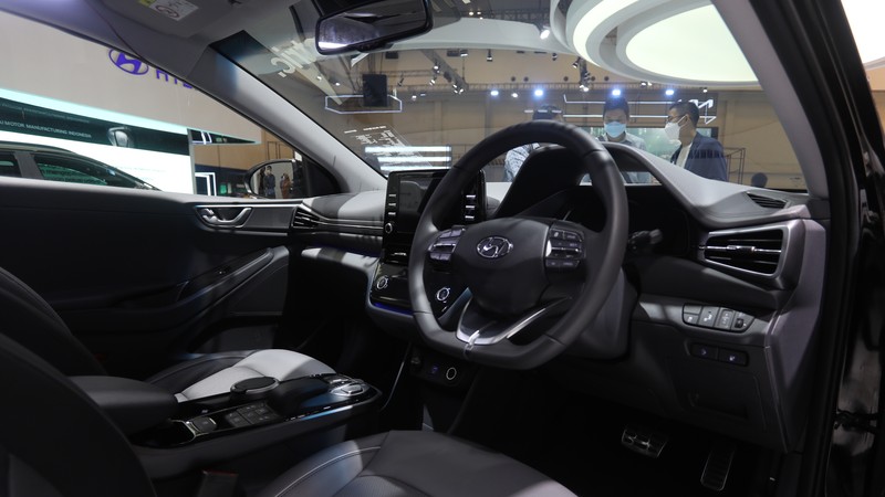 Pengunjung melihat mobil listrik Hyundai Ioniq yang dipamerkan dalam ajang pameran otomotif Gaikindo Indonesia International Auto Show (GIIAS) 2021 di ICE, BSD City, Tangerang Selatan, Senin (15/11/2021). Hyundai Ioniq meluncur berbarengan dengan Hyundai Kona medio November 2020 lalu. Dari segi eksterior, Hyundai Ioniq Electric ini sudah terpancar aura futuristik, berkat grill tanpa lubang, dengan lampu khas unik yang berasal dari lampu depan LED ke Day Running Light (DRL). Dari sisi interior, IONIQ menampilkan kesan modern dengan kursi berbalut kulit. IONIQ juga memiliki dua layar LCD yang menampilkan berbagai informasi untuk pengemudi. Cluster Supervision dengan layar LCD TFT 7