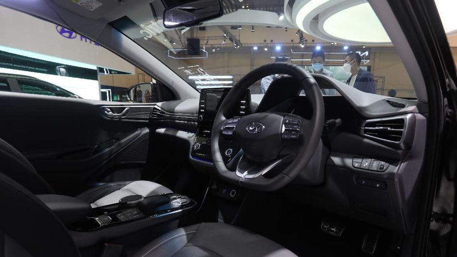 Pengunjung melihat mobil listrik Hyundai Ioniq yang dipamerkan dalam ajang pameran otomotif Gaikindo Indonesia International Auto Show (GIIAS) 2021 di ICE, BSD City, Tangerang Selatan, Senin (15/11/2021). Hyundai Ioniq meluncur berbarengan dengan Hyundai Kona medio November 2020 lalu. Dari segi eksterior, Hyundai Ioniq Electric ini sudah terpancar aura futuristik, berkat grill tanpa lubang, dengan lampu khas unik yang berasal dari lampu depan LED ke Day Running Light (DRL). Dari sisi interior, IONIQ menampilkan kesan modern dengan kursi berbalut kulit. IONIQ juga memiliki dua layar LCD yang menampilkan berbagai informasi untuk pengemudi. Cluster Supervision dengan layar LCD TFT 7