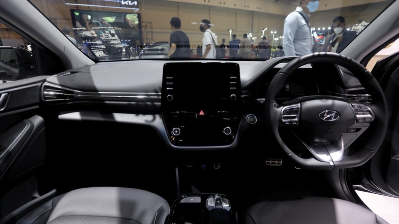 Pengunjung melihat mobil listrik Hyundai Ioniq yang dipamerkan dalam ajang pameran otomotif Gaikindo Indonesia International Auto Show (GIIAS) 2021 di ICE, BSD City, Tangerang Selatan, Senin (15/11/2021). Hyundai Ioniq meluncur berbarengan dengan Hyundai Kona medio November 2020 lalu. Dari segi eksterior, Hyundai Ioniq Electric ini sudah terpancar aura futuristik, berkat grill tanpa lubang, dengan lampu khas unik yang berasal dari lampu depan LED ke Day Running Light (DRL). Dari sisi interior, IONIQ menampilkan kesan modern dengan kursi berbalut kulit. IONIQ juga memiliki dua layar LCD yang menampilkan berbagai informasi untuk pengemudi. Cluster Supervision dengan layar LCD TFT 7