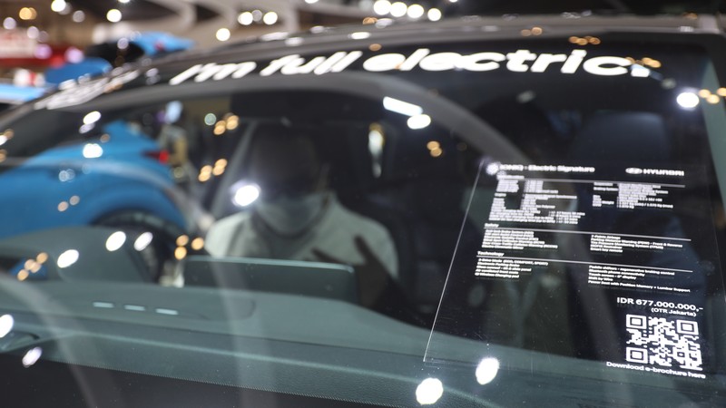 Hyundai Ioniq Pengunjung melihat mobil listrik Hyundai Ioniq yang dipamerkan dalam ajang pameran otomotif Gaikindo Indonesia International Auto Show (GIIAS) 2021 di ICE, BSD City, Tangerang Selatan, Senin (15/11/2021). Hyundai Ioniq meluncur berbarengan dengan Hyundai Kona medio November 2020 lalu. Dari segi eksterior, Hyundai Ioniq Electric ini sudah terpancar aura futuristik, berkat grill tanpa lubang, dengan lampu khas unik yang berasal dari lampu depan LED ke Day Running Light (DRL). Dari sisi interior, IONIQ menampilkan kesan modern dengan kursi berbalut kulit. IONIQ juga memiliki dua layar LCD yang menampilkan berbagai informasi untuk pengemudi. Cluster Supervision dengan layar LCD TFT 7