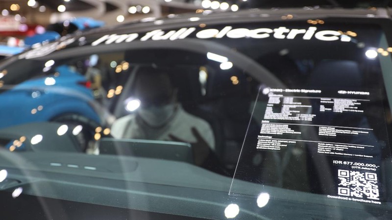 Pengunjung melihat mobil listrik Hyundai Ioniq yang dipamerkan dalam ajang pameran otomotif Gaikindo Indonesia International Auto Show (GIIAS) 2021 di ICE, BSD City, Tangerang Selatan, Senin (15/11/2021). Hyundai Ioniq meluncur berbarengan dengan Hyundai Kona medio November 2020 lalu. Dari segi eksterior, Hyundai Ioniq Electric ini sudah terpancar aura futuristik, berkat grill tanpa lubang, dengan lampu khas unik yang berasal dari lampu depan LED ke Day Running Light (DRL). Dari sisi interior, IONIQ menampilkan kesan modern dengan kursi berbalut kulit. IONIQ juga memiliki dua layar LCD yang menampilkan berbagai informasi untuk pengemudi. Cluster Supervision dengan layar LCD TFT 7