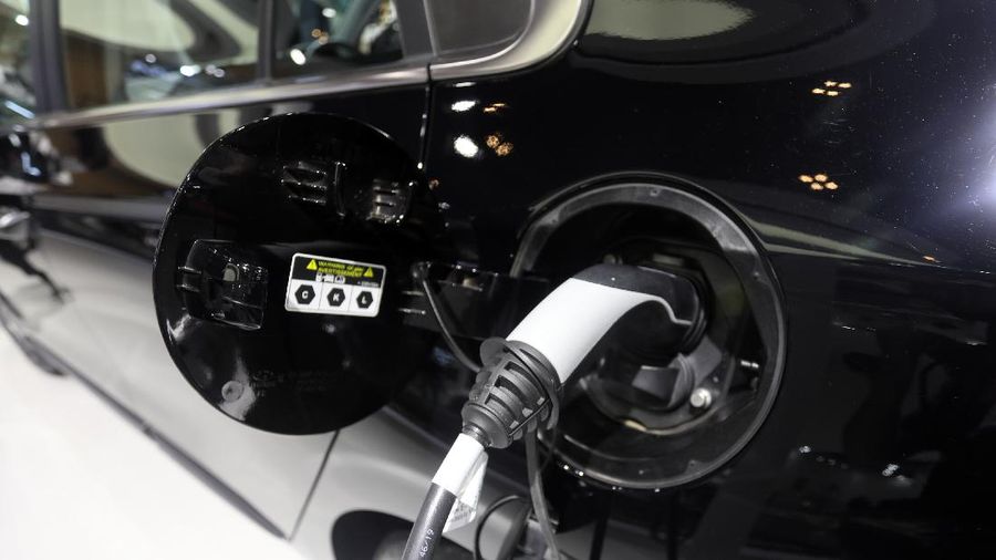 Pengunjung melihat mobil listrik Hyundai Ioniq yang dipamerkan dalam ajang pameran otomotif Gaikindo Indonesia International Auto Show (GIIAS) 2021 di ICE, BSD City, Tangerang Selatan, Senin (15/11/2021). Hyundai Ioniq meluncur berbarengan dengan Hyundai Kona medio November 2020 lalu. Dari segi eksterior, Hyundai Ioniq Electric ini sudah terpancar aura futuristik, berkat grill tanpa lubang, dengan lampu khas unik yang berasal dari lampu depan LED ke Day Running Light (DRL). Dari sisi interior, IONIQ menampilkan kesan modern dengan kursi berbalut kulit. IONIQ juga memiliki dua layar LCD yang menampilkan berbagai informasi untuk pengemudi. Cluster Supervision dengan layar LCD TFT 7