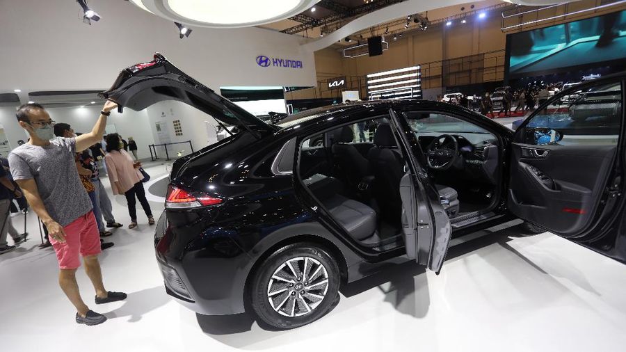 Pengunjung melihat mobil listrik Hyundai Ioniq yang dipamerkan dalam ajang pameran otomotif Gaikindo Indonesia International Auto Show (GIIAS) 2021 di ICE, BSD City, Tangerang Selatan, Senin (15/11/2021). Hyundai Ioniq meluncur berbarengan dengan Hyundai Kona medio November 2020 lalu. Dari segi eksterior, Hyundai Ioniq Electric ini sudah terpancar aura futuristik, berkat grill tanpa lubang, dengan lampu khas unik yang berasal dari lampu depan LED ke Day Running Light (DRL). Dari sisi interior, IONIQ menampilkan kesan modern dengan kursi berbalut kulit. IONIQ juga memiliki dua layar LCD yang menampilkan berbagai informasi untuk pengemudi. Cluster Supervision dengan layar LCD TFT 7