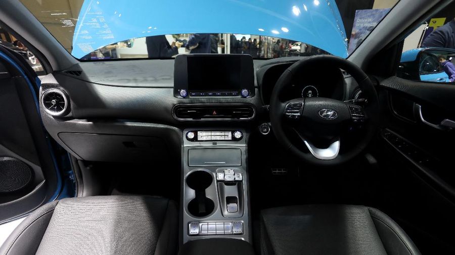 Pengunjung melihat mobil listrik Hyundai Ioniq yang dipamerkan dalam ajang pameran otomotif Gaikindo Indonesia International Auto Show (GIIAS) 2021 di ICE, BSD City, Tangerang Selatan, Senin (15/11/2021). Hyundai Ioniq meluncur berbarengan dengan Hyundai Kona medio November 2020 lalu. Dari segi eksterior, Hyundai Ioniq Electric ini sudah terpancar aura futuristik, berkat grill tanpa lubang, dengan lampu khas unik yang berasal dari lampu depan LED ke Day Running Light (DRL). Dari sisi interior, IONIQ menampilkan kesan modern dengan kursi berbalut kulit. IONIQ juga memiliki dua layar LCD yang menampilkan berbagai informasi untuk pengemudi. Cluster Supervision dengan layar LCD TFT 7