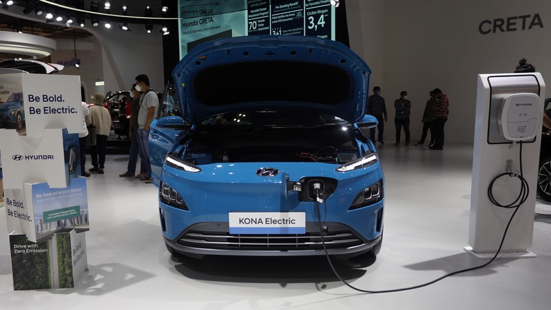 Pengunjung melihat mobil listrik Hyundai Ioniq yang dipamerkan dalam ajang pameran otomotif Gaikindo Indonesia International Auto Show (GIIAS) 2021 di ICE, BSD City, Tangerang Selatan, Senin (15/11/2021). Hyundai Ioniq meluncur berbarengan dengan Hyundai Kona medio November 2020 lalu. Dari segi eksterior, Hyundai Ioniq Electric ini sudah terpancar aura futuristik, berkat grill tanpa lubang, dengan lampu khas unik yang berasal dari lampu depan LED ke Day Running Light (DRL). Dari sisi interior, IONIQ menampilkan kesan modern dengan kursi berbalut kulit. IONIQ juga memiliki dua layar LCD yang menampilkan berbagai informasi untuk pengemudi. Cluster Supervision dengan layar LCD TFT 7