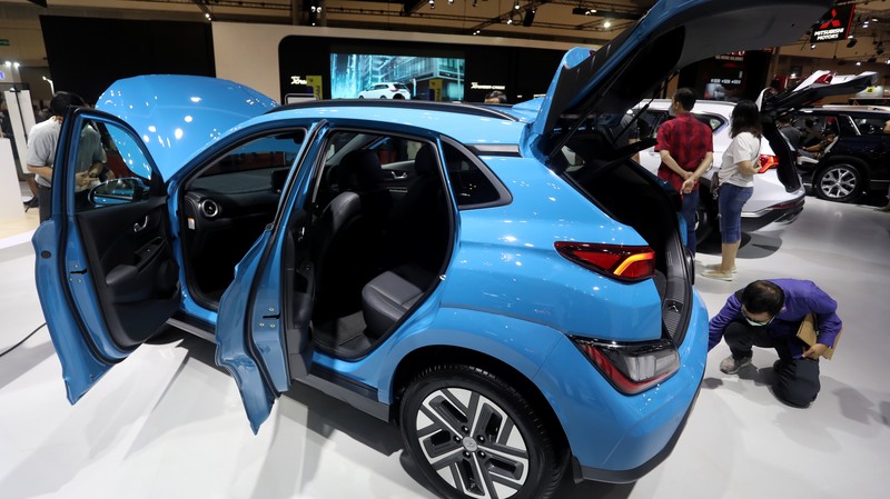 Pengunjung melihat mobil listrik Hyundai Ioniq yang dipamerkan dalam ajang pameran otomotif Gaikindo Indonesia International Auto Show (GIIAS) 2021 di ICE, BSD City, Tangerang Selatan, Senin (15/11/2021). Hyundai Ioniq meluncur berbarengan dengan Hyundai Kona medio November 2020 lalu. Dari segi eksterior, Hyundai Ioniq Electric ini sudah terpancar aura futuristik, berkat grill tanpa lubang, dengan lampu khas unik yang berasal dari lampu depan LED ke Day Running Light (DRL). Dari sisi interior, IONIQ menampilkan kesan modern dengan kursi berbalut kulit. IONIQ juga memiliki dua layar LCD yang menampilkan berbagai informasi untuk pengemudi. Cluster Supervision dengan layar LCD TFT 7