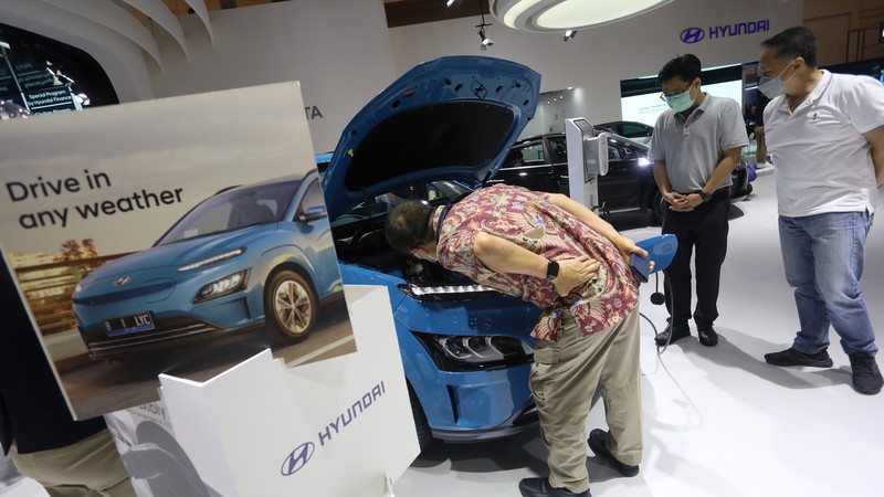 Pengunjung melihat mobil listrik Hyundai Ioniq yang dipamerkan dalam ajang pameran otomotif Gaikindo Indonesia International Auto Show (GIIAS) 2021 di ICE, BSD City, Tangerang Selatan, Senin (15/11/2021). Hyundai Ioniq meluncur berbarengan dengan Hyundai Kona medio November 2020 lalu. Dari segi eksterior, Hyundai Ioniq Electric ini sudah terpancar aura futuristik, berkat grill tanpa lubang, dengan lampu khas unik yang berasal dari lampu depan LED ke Day Running Light (DRL). Dari sisi interior, IONIQ menampilkan kesan modern dengan kursi berbalut kulit. IONIQ juga memiliki dua layar LCD yang menampilkan berbagai informasi untuk pengemudi. Cluster Supervision dengan layar LCD TFT 7
