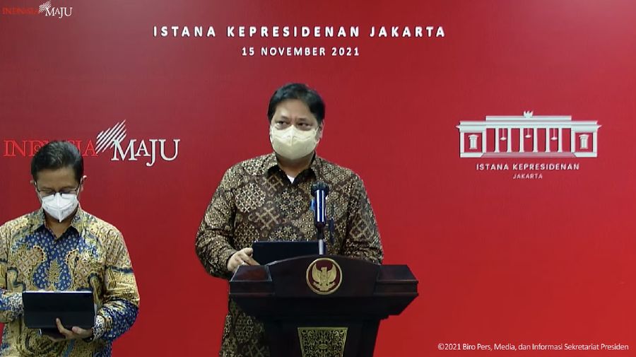 Menko Perekonomian Airlangga Hartarto  memberi Keterangan Pers Menteri Terkait Evaluasi PPKM, Kantor Presiden, 15 November 2021