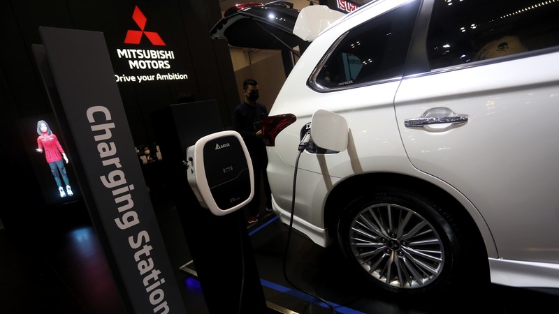 Pengunjung melihat mobil listrik Hyundai Ioniq yang dipamerkan dalam ajang pameran otomotif Gaikindo Indonesia International Auto Show (GIIAS) 2021 di ICE, BSD City, Tangerang Selatan, Senin (15/11/2021). Hyundai Ioniq meluncur berbarengan dengan Hyundai Kona medio November 2020 lalu. Dari segi eksterior, Hyundai Ioniq Electric ini sudah terpancar aura futuristik, berkat grill tanpa lubang, dengan lampu khas unik yang berasal dari lampu depan LED ke Day Running Light (DRL). Dari sisi interior, IONIQ menampilkan kesan modern dengan kursi berbalut kulit. IONIQ juga memiliki dua layar LCD yang menampilkan berbagai informasi untuk pengemudi. Cluster Supervision dengan layar LCD TFT 7