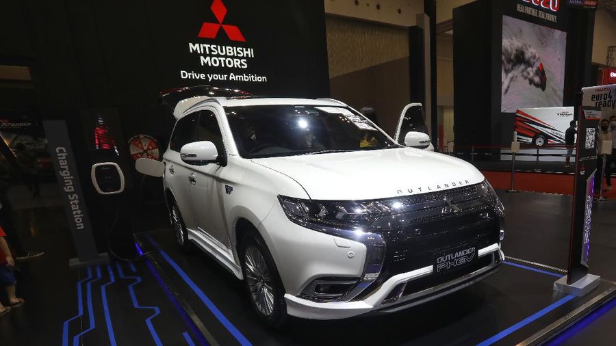 Pengunjung melihat mobil listrik Hyundai Ioniq yang dipamerkan dalam ajang pameran otomotif Gaikindo Indonesia International Auto Show (GIIAS) 2021 di ICE, BSD City, Tangerang Selatan, Senin (15/11/2021). Hyundai Ioniq meluncur berbarengan dengan Hyundai Kona medio November 2020 lalu. Dari segi eksterior, Hyundai Ioniq Electric ini sudah terpancar aura futuristik, berkat grill tanpa lubang, dengan lampu khas unik yang berasal dari lampu depan LED ke Day Running Light (DRL). Dari sisi interior, IONIQ menampilkan kesan modern dengan kursi berbalut kulit. IONIQ juga memiliki dua layar LCD yang menampilkan berbagai informasi untuk pengemudi. Cluster Supervision dengan layar LCD TFT 7
