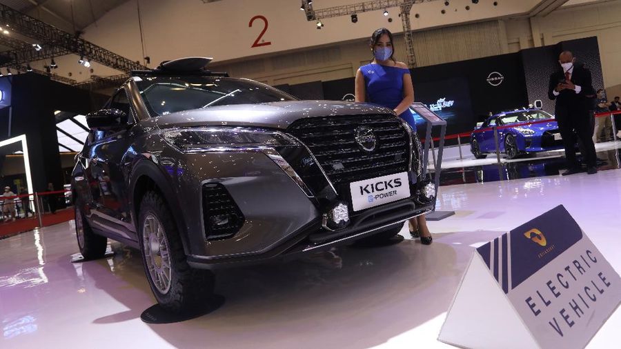 Pengunjung melihat mobil listrik Hyundai Ioniq yang dipamerkan dalam ajang pameran otomotif Gaikindo Indonesia International Auto Show (GIIAS) 2021 di ICE, BSD City, Tangerang Selatan, Senin (15/11/2021). Hyundai Ioniq meluncur berbarengan dengan Hyundai Kona medio November 2020 lalu. Dari segi eksterior, Hyundai Ioniq Electric ini sudah terpancar aura futuristik, berkat grill tanpa lubang, dengan lampu khas unik yang berasal dari lampu depan LED ke Day Running Light (DRL). Dari sisi interior, IONIQ menampilkan kesan modern dengan kursi berbalut kulit. IONIQ juga memiliki dua layar LCD yang menampilkan berbagai informasi untuk pengemudi. Cluster Supervision dengan layar LCD TFT 7