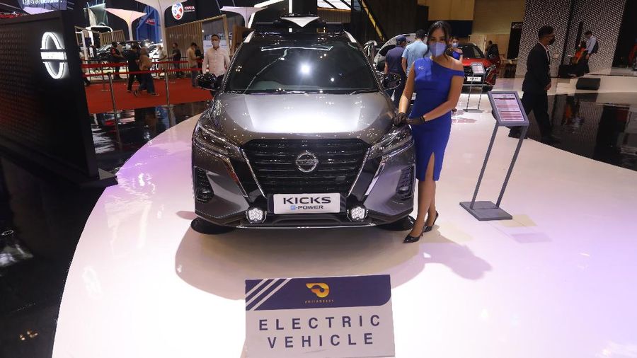 Nissan Motor Indonesia merilis SUV Nissan Kicks e-Power. Kicks e-Power merupakan crossover baru di Indonesia dengan menawarkan teknologi inovatif. Mobil anyar itu digadang memiliki sistem berbeda dengan hybrid.Mobil ini hadir dengan mesin yang sama dengan Nissan Note, yakni mesin 1,2 liter yang difungsikan sebagai generator untuk mengaliri tenaga listrik ke baterai. Nissan Kicks E-Power masih menggunakan bensin sebagai bahan bakar. Akan tetapi penggeraknya sudah menggunakan motor listrik di masing-masing roda. Nissan Kicks sudah dapat dipesan di jaringan Nissan di Indonesia dengan harga on the road Jakarta Rp 473 untuk two tone dan Rp 471 untuk one tone. (CNBC Indonesia/Andrean Kristianto)