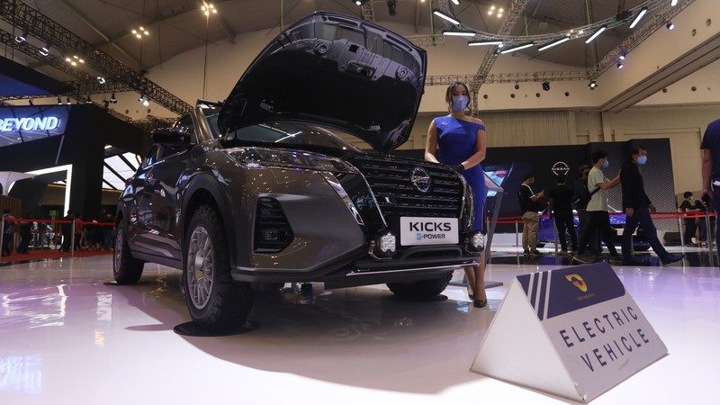 Hyundai Ioniq Pengunjung melihat mobil listrik Hyundai Ioniq yang dipamerkan dalam ajang pameran otomotif Gaikindo Indonesia International Auto Show (GIIAS) 2021 di ICE, BSD City, Tangerang Selatan, Senin (15/11/2021). Hyundai Ioniq meluncur berbarengan dengan Hyundai Kona medio November 2020 lalu. Dari segi eksterior, Hyundai Ioniq Electric ini sudah terpancar aura futuristik, berkat grill tanpa lubang, dengan lampu khas unik yang berasal dari lampu depan LED ke Day Running Light (DRL). Dari sisi interior, IONIQ menampilkan kesan modern dengan kursi berbalut kulit. IONIQ juga memiliki dua layar LCD yang menampilkan berbagai informasi untuk pengemudi. Cluster Supervision dengan layar LCD TFT 7